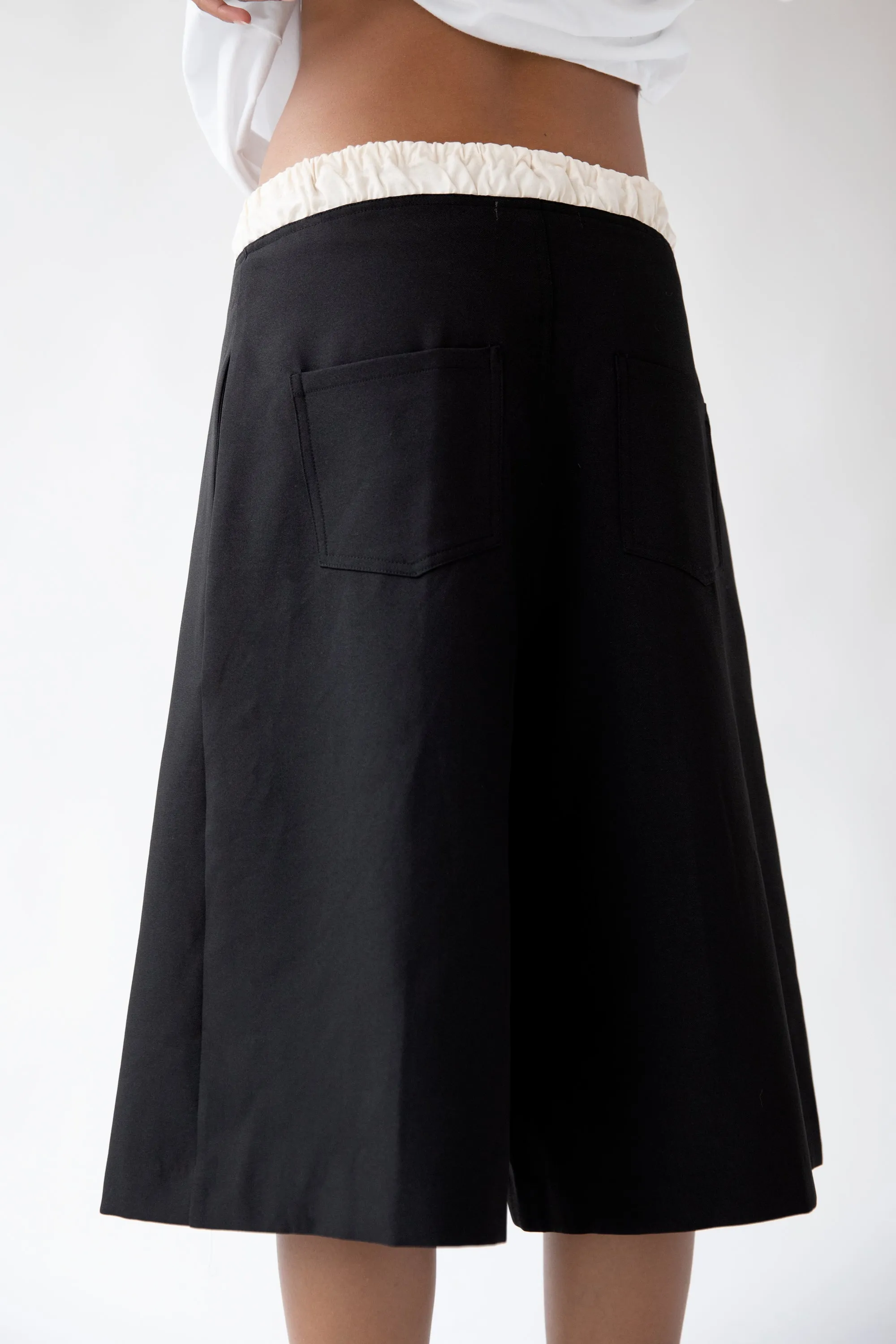 KNEE-LENGTH TROUSERS