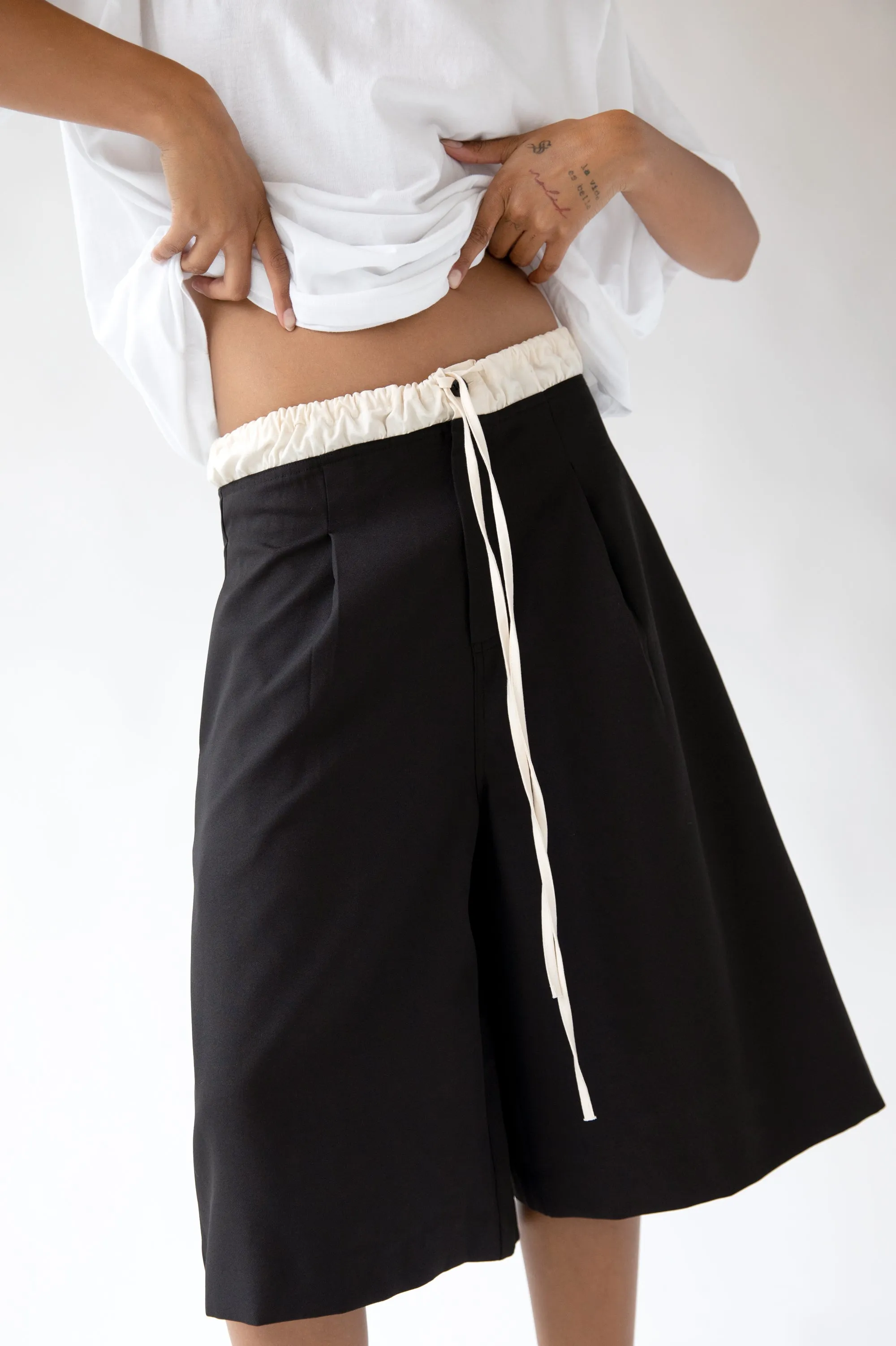KNEE-LENGTH TROUSERS