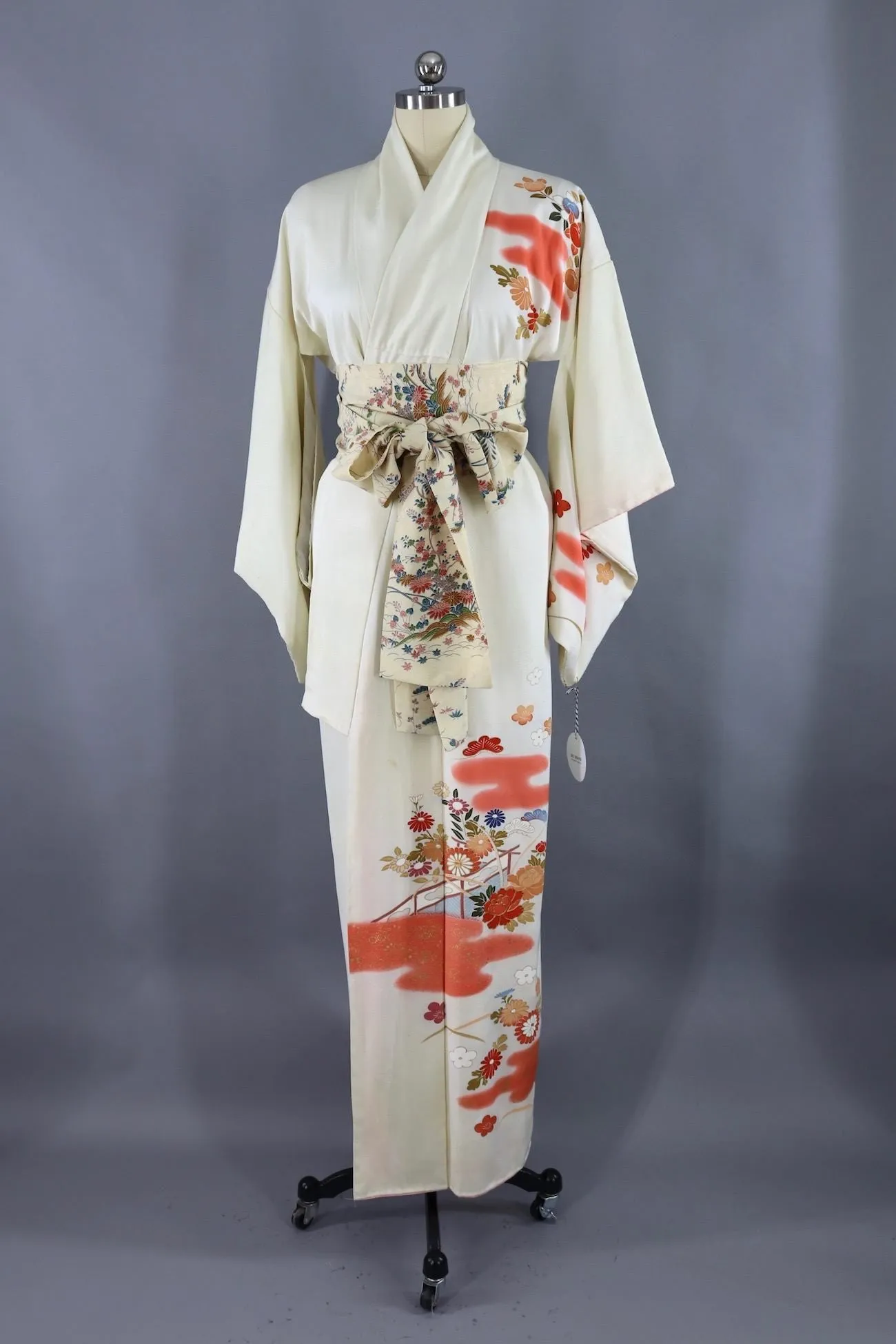 Vintage Silk Kimono Robe / White and Pink Terra Cotta Floral
